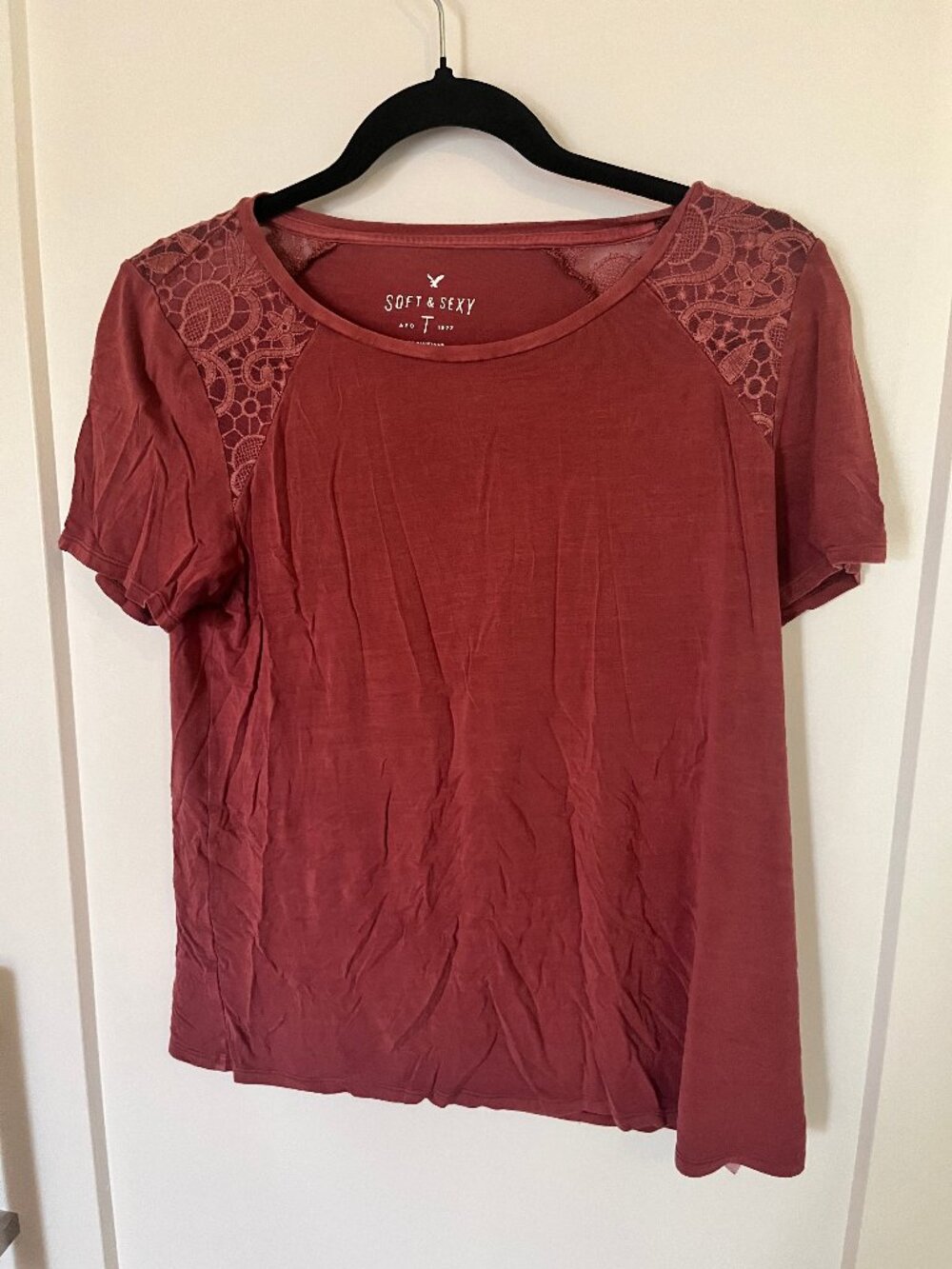 American Eagle Soft & Sexy Tee M Dusty Rose Lace Shoulder
